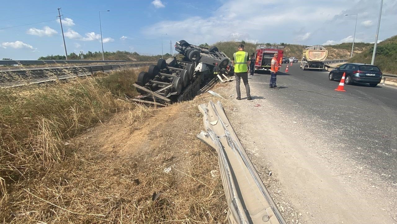 Kuzey Marmara Otoyolu’nda tır devrildi: 1 ölü