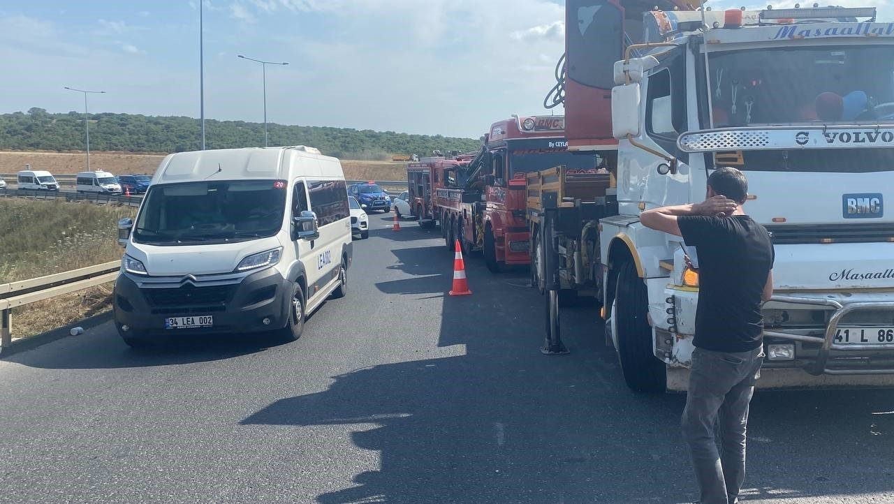 Kuzey Marmara Otoyolu’nda tır devrildi: 1 ölü