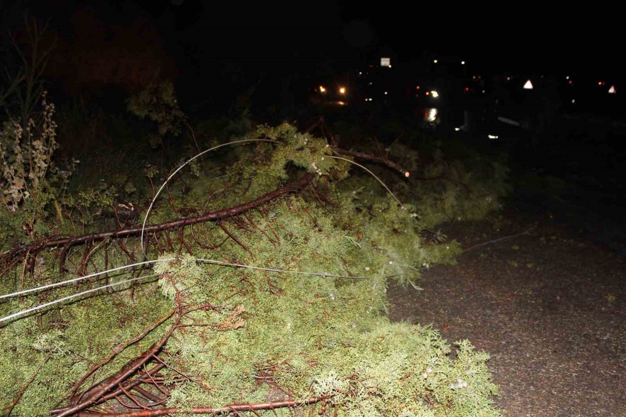 Fırtına Alaşehir’i savaş alanına çevirdi