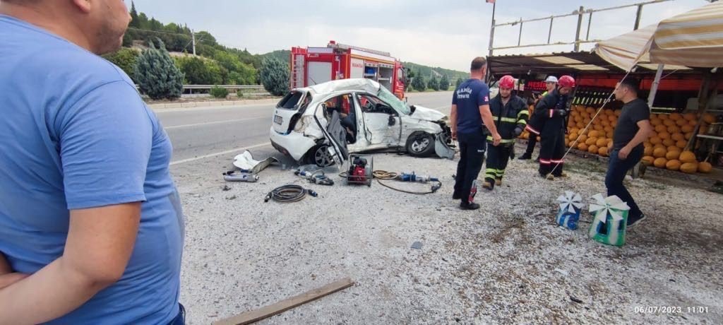 Karşı şeride geçen otomobil kamyonetle çarpıştı: 1 ölü, 3 yaralı