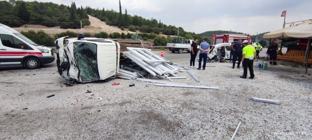 Karşı şeride geçen otomobil kamyonetle çarpıştı: 1 ölü, 3 yaralı