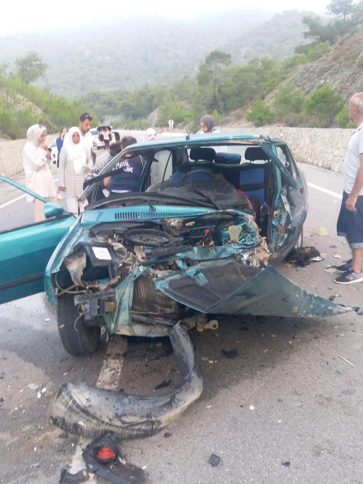 Otomobiller kafa kafaya çarpıştı: 1 ölü, biri ağır 3 yaralı