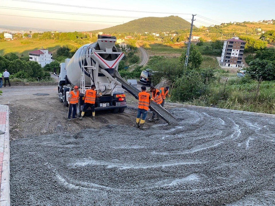 Başkan Sandıkçı: “İlçemize güvenli ve konforlu yollar kazandırıyoruz”