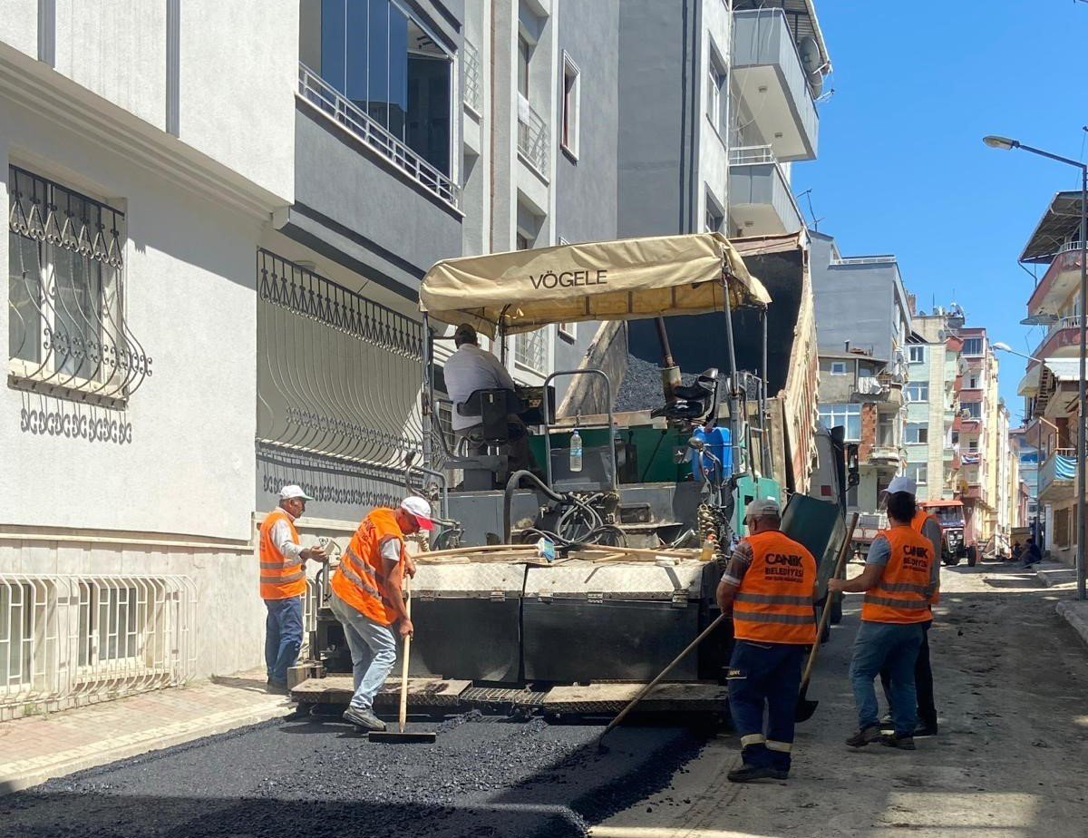 Başkan Sandıkçı: “İlçemize güvenli ve konforlu yollar kazandırıyoruz”