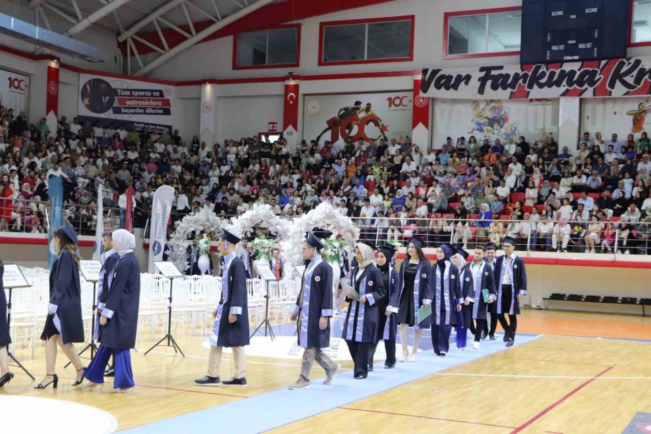 352 öğrencinin mezuniyet heyecanı