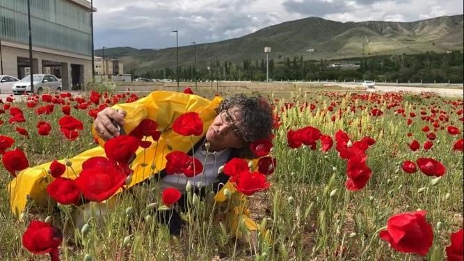 Sanatçı profesörden “Bir Bitki Bir Selfie: Gelincikler” performansı