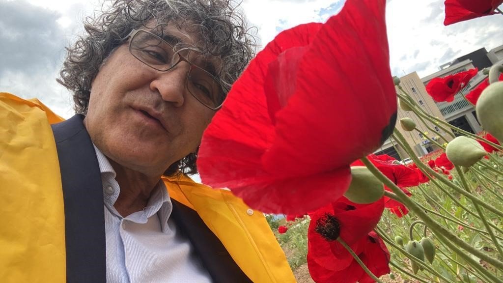 Sanatçı profesörden “Bir Bitki Bir Selfie: Gelincikler” performansı