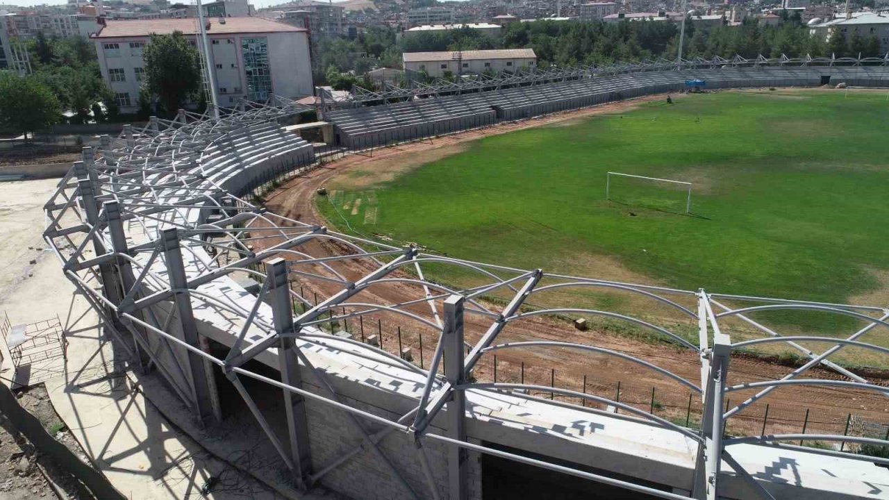 Siirt Atatürk Stadı’nda çalışmalar devam ediyor