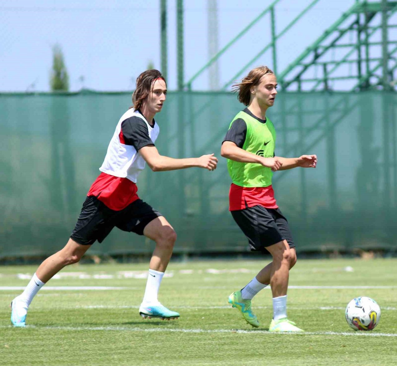 Antalyaspor Burdu’daki kamp çalışmalarını çift antrenmanla sürdürüyor