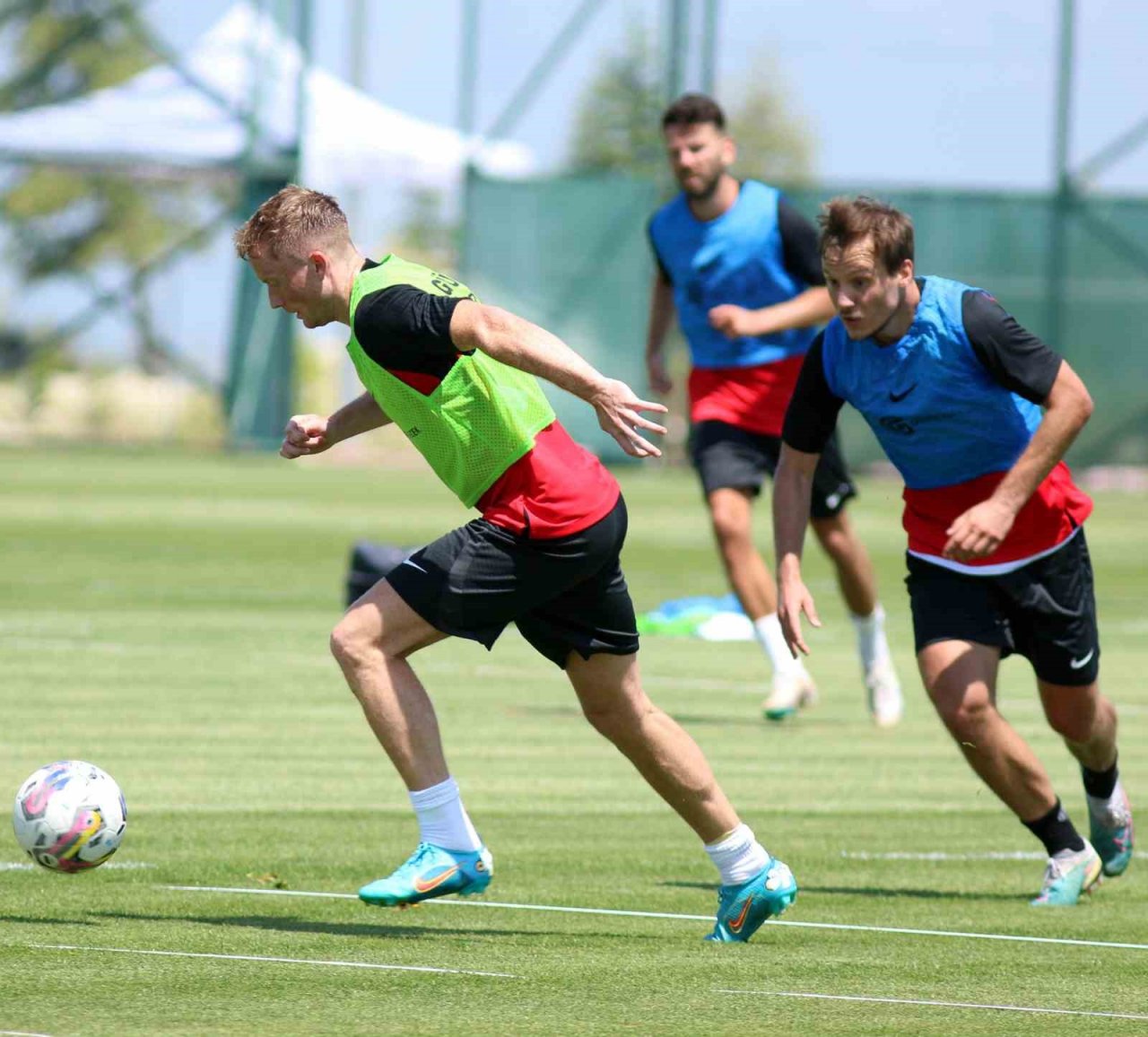 Antalyaspor Burdu’daki kamp çalışmalarını çift antrenmanla sürdürüyor