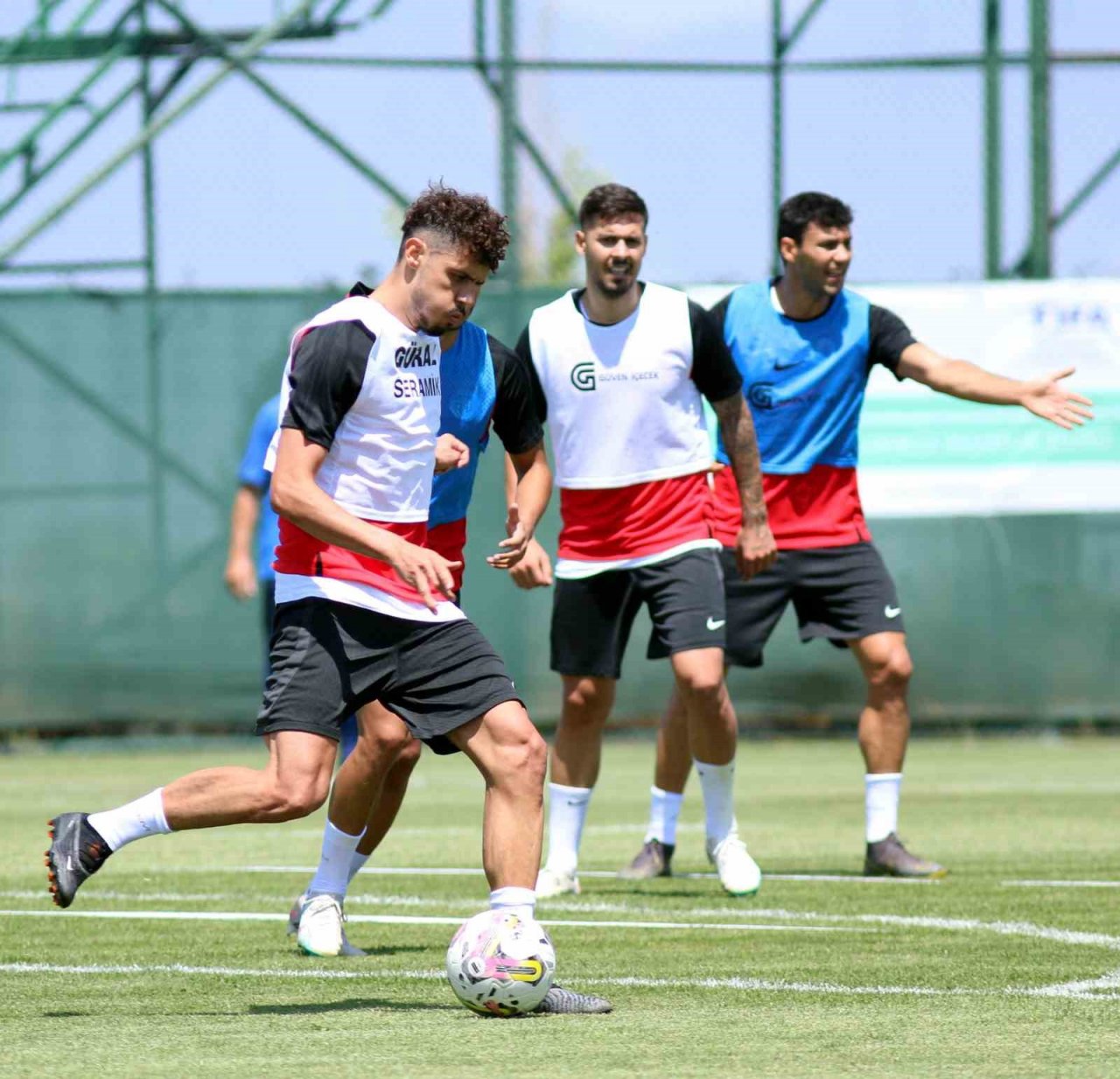 Antalyaspor Burdu’daki kamp çalışmalarını çift antrenmanla sürdürüyor