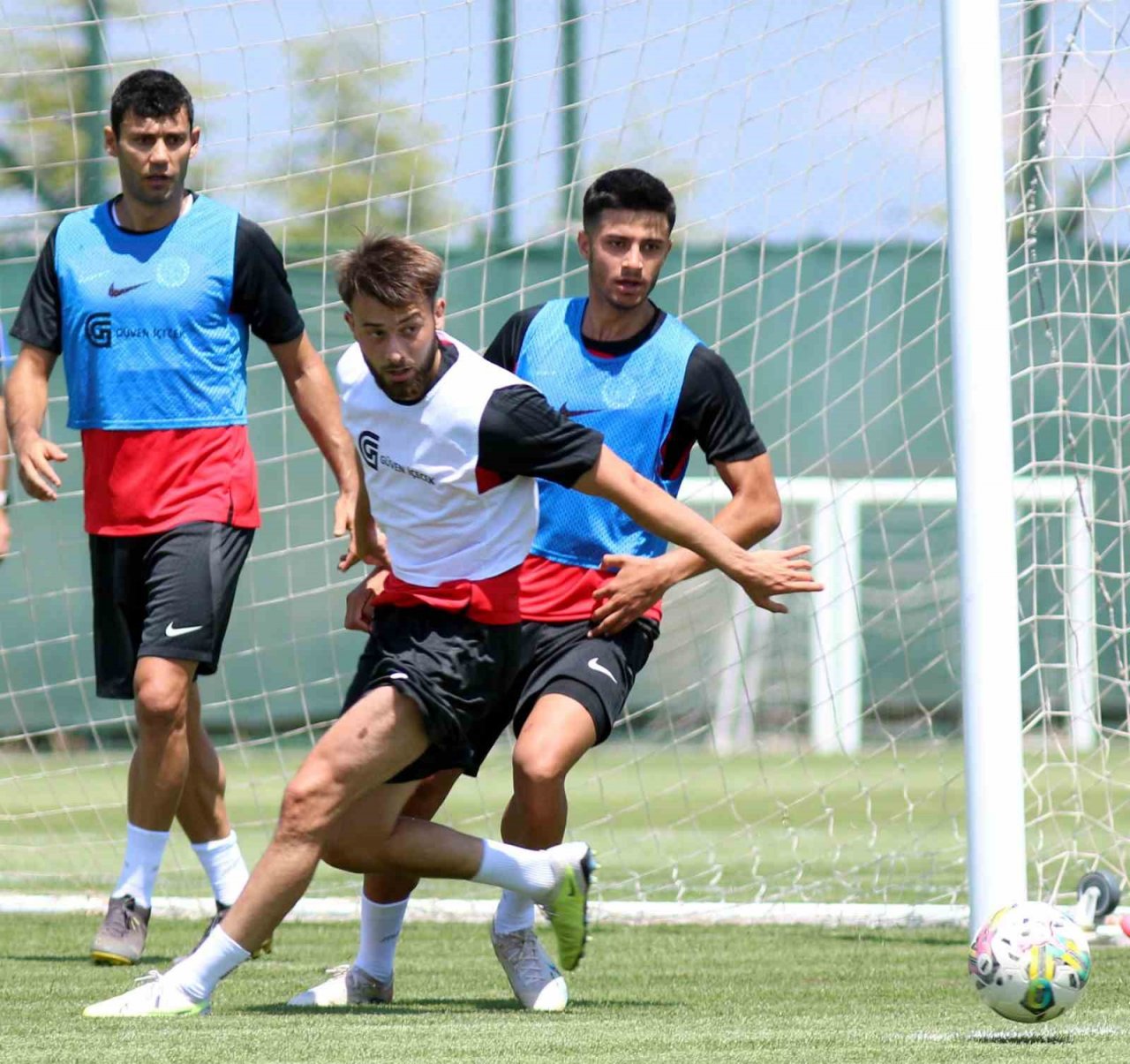 Antalyaspor Burdu’daki kamp çalışmalarını çift antrenmanla sürdürüyor