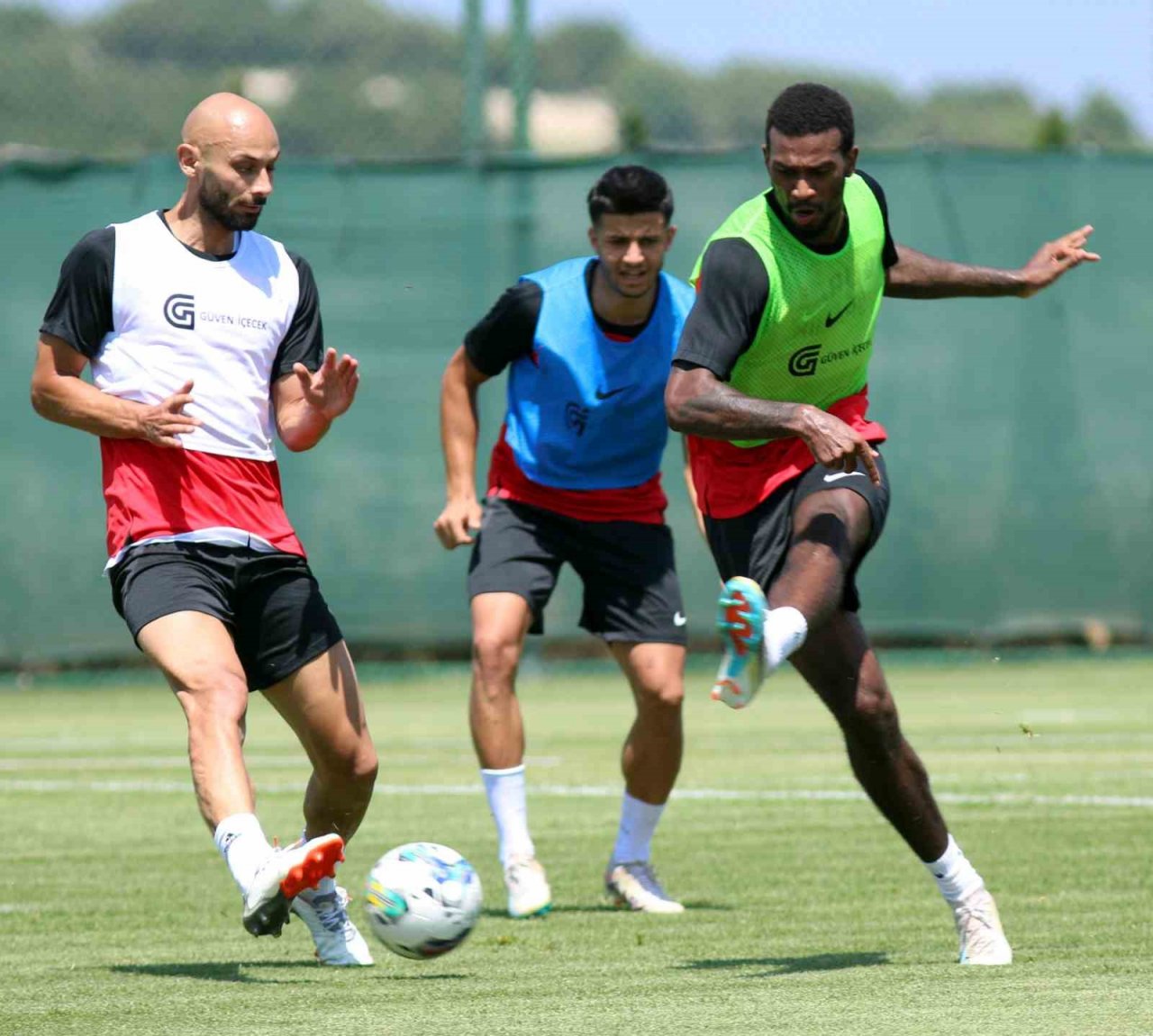 Antalyaspor Burdu’daki kamp çalışmalarını çift antrenmanla sürdürüyor