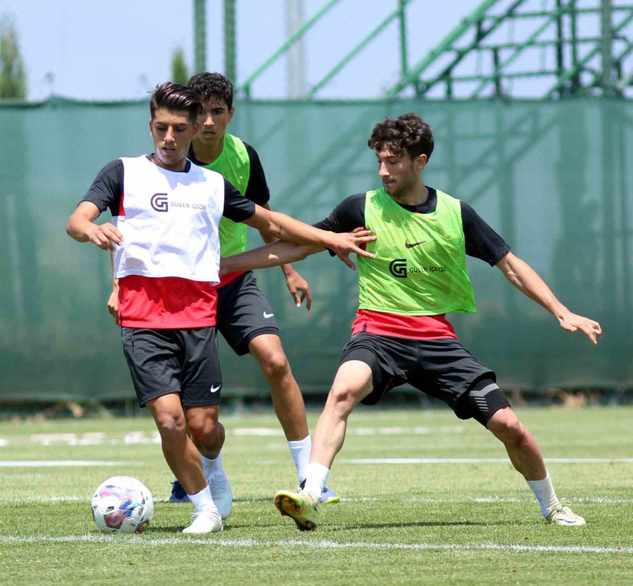 Antalyaspor Burdu’daki kamp çalışmalarını çift antrenmanla sürdürüyor