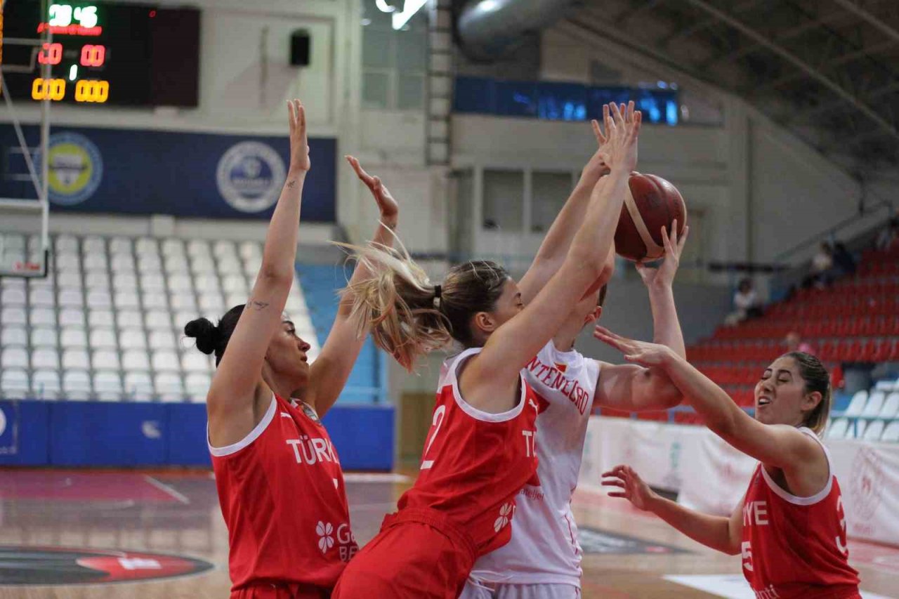 Hazırlık maçı: U20 Kadın Basketbol Milli Takımı: 63 - Karadağ: 73