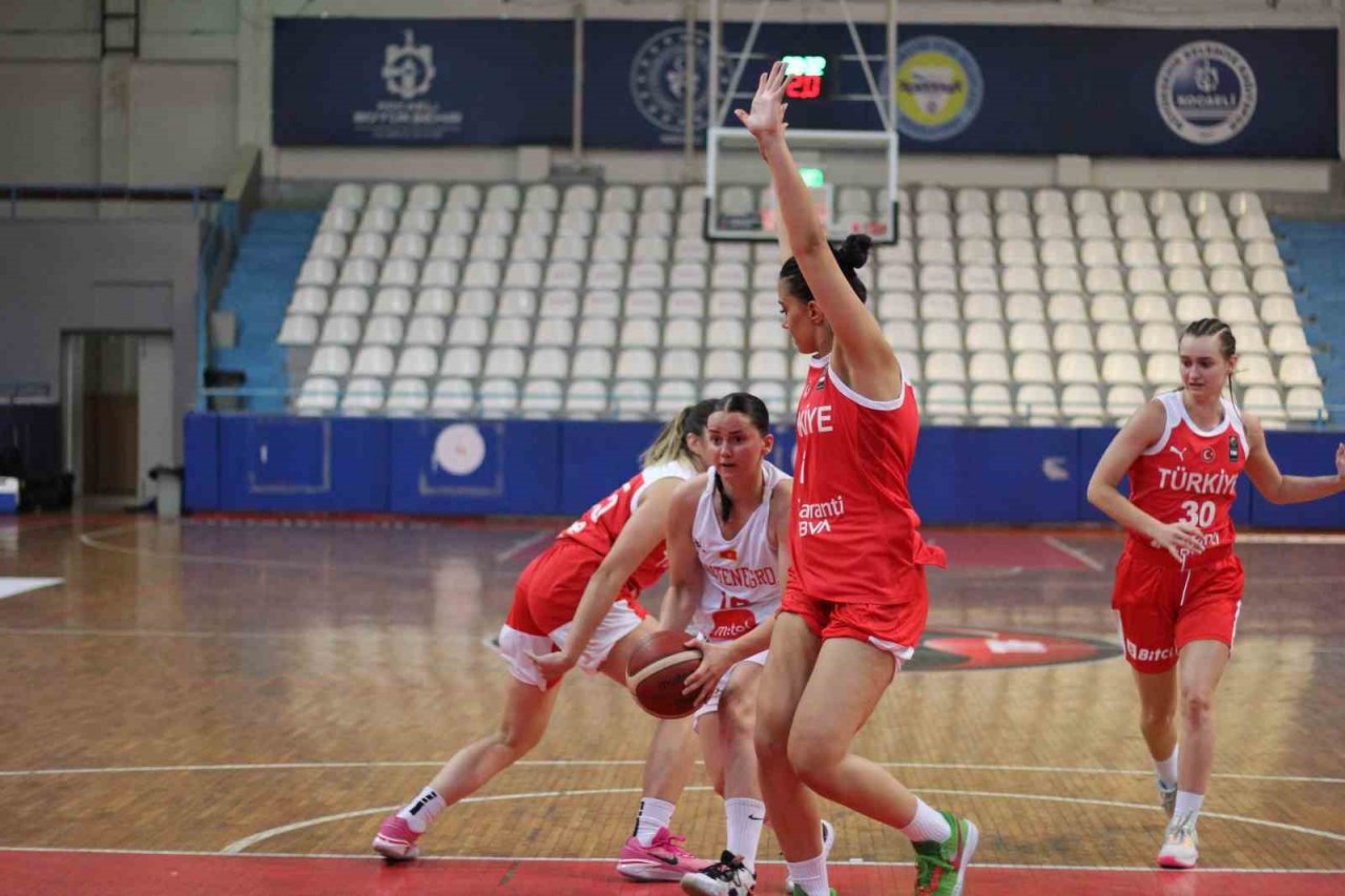 Hazırlık maçı: U20 Kadın Basketbol Milli Takımı: 63 - Karadağ: 73