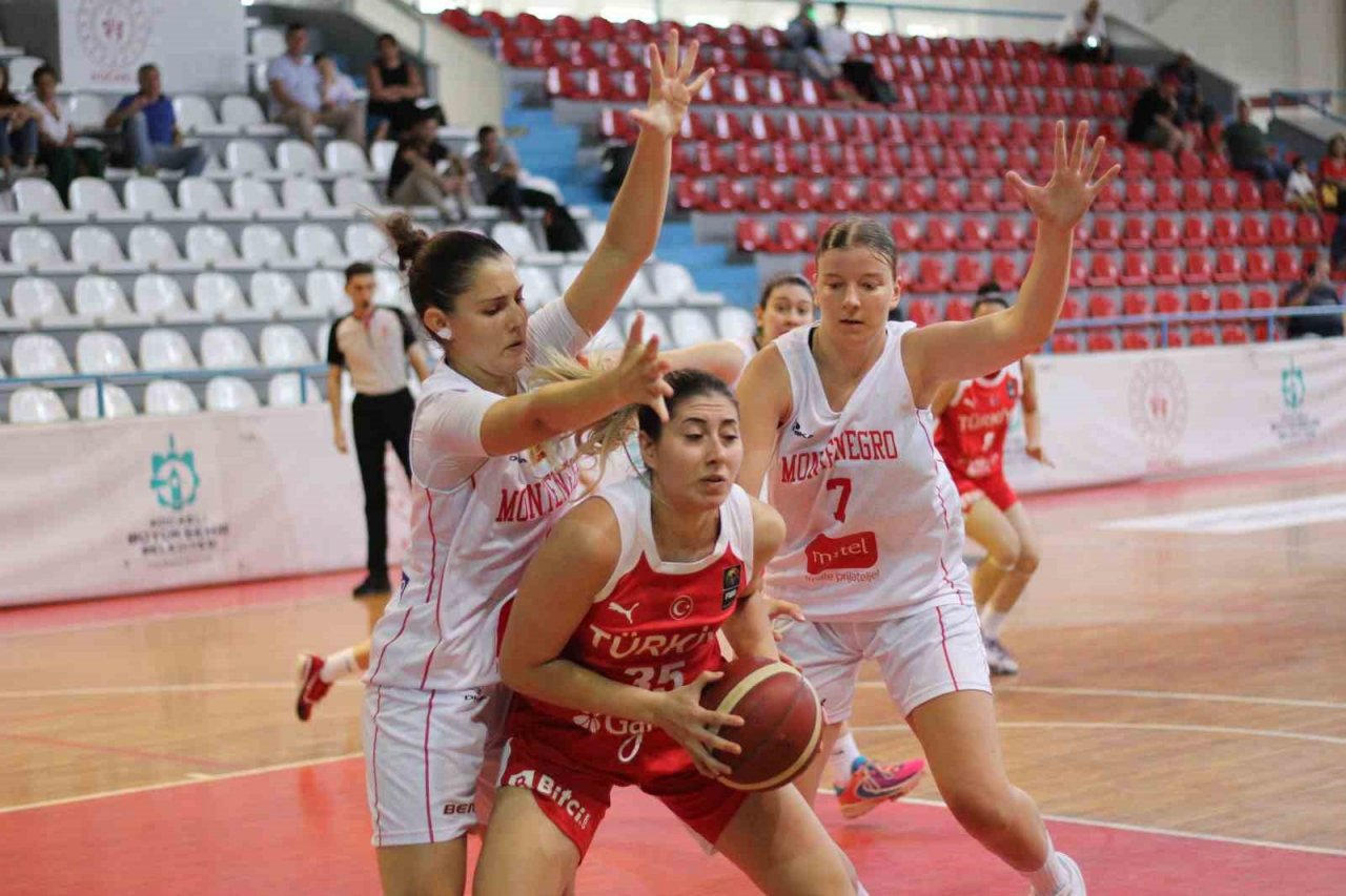 Hazırlık maçı: U20 Kadın Basketbol Milli Takımı: 63 - Karadağ: 73