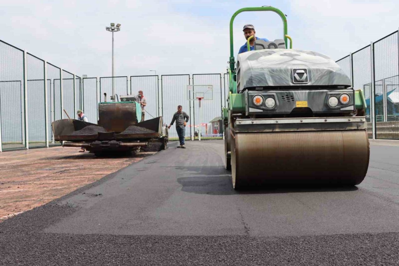 Yalova Belediyesi spor sahalarını yeniliyor