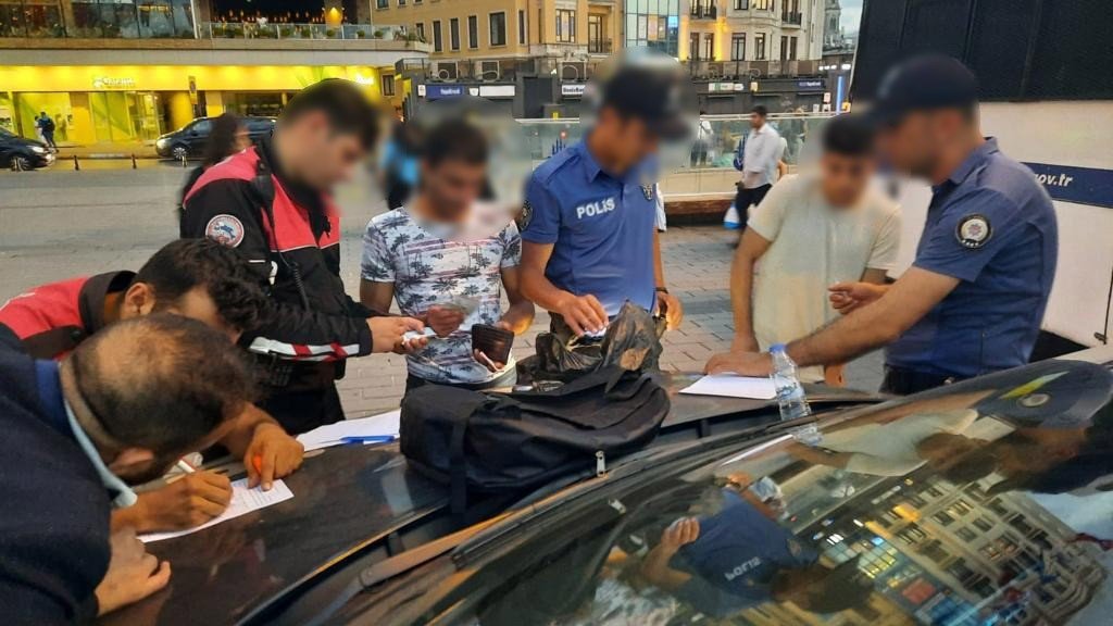 İstanbul’da 2 ilçede düzensiz göçmen avı: 186 yabancı yakalandı