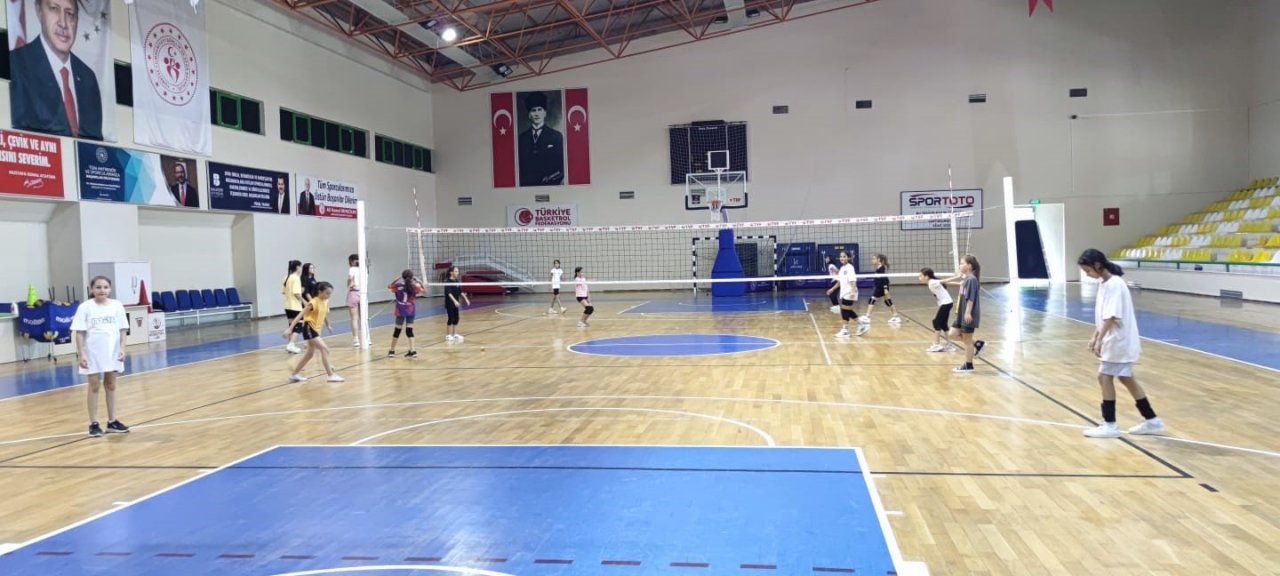 Burhaniye’de yaz spor okulları açıldı