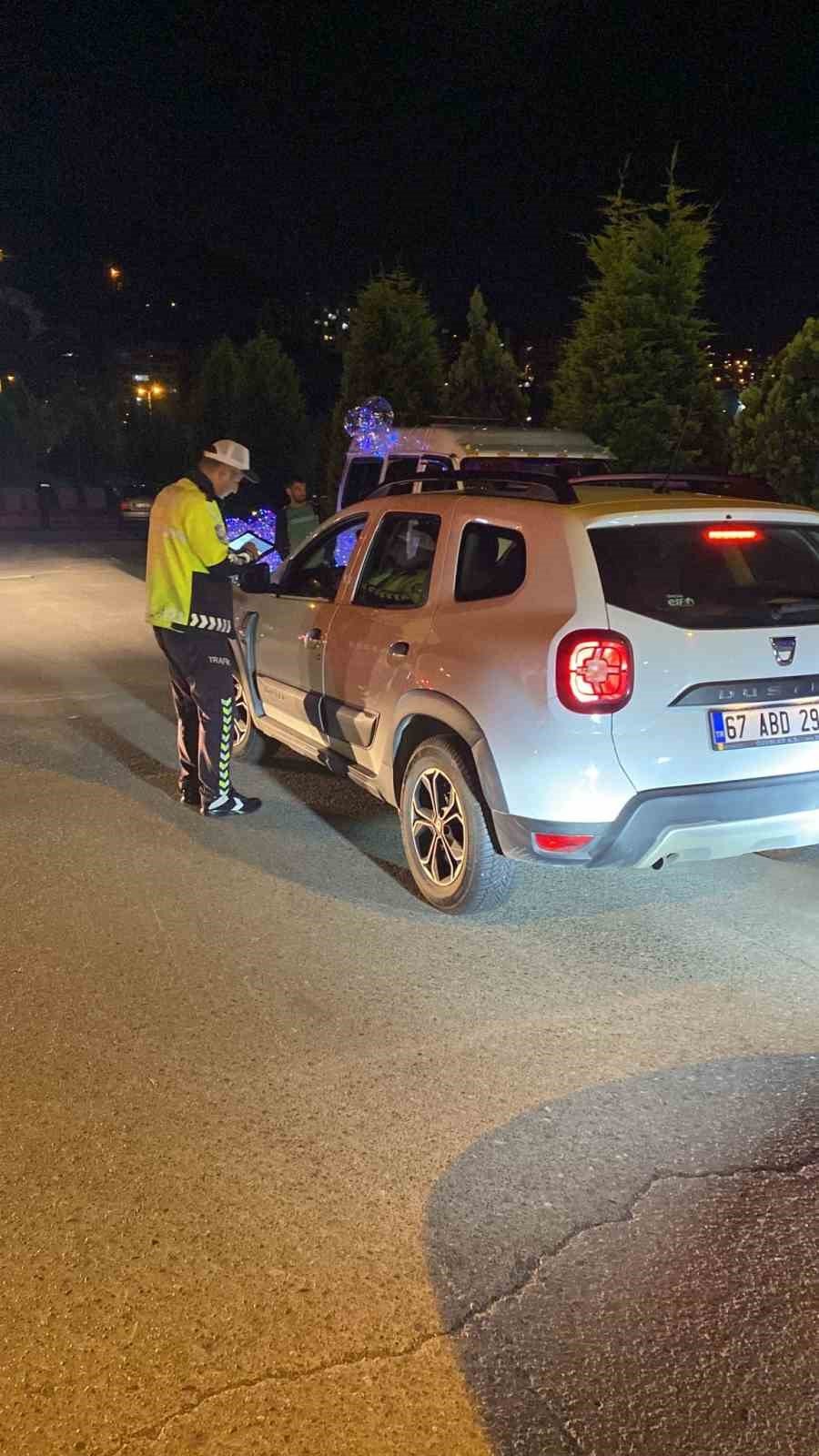 Polisten asayiş ve trafik uygulaması, 8 araç sürücüsüne 31 bin lira ceza