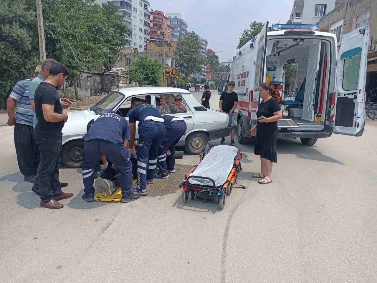Otomobille çarpışan motosikletin sürücüsü yaralandı