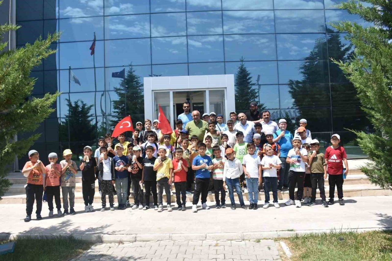 Kur’an kursu öğrencileri spor tesislerini gezdi