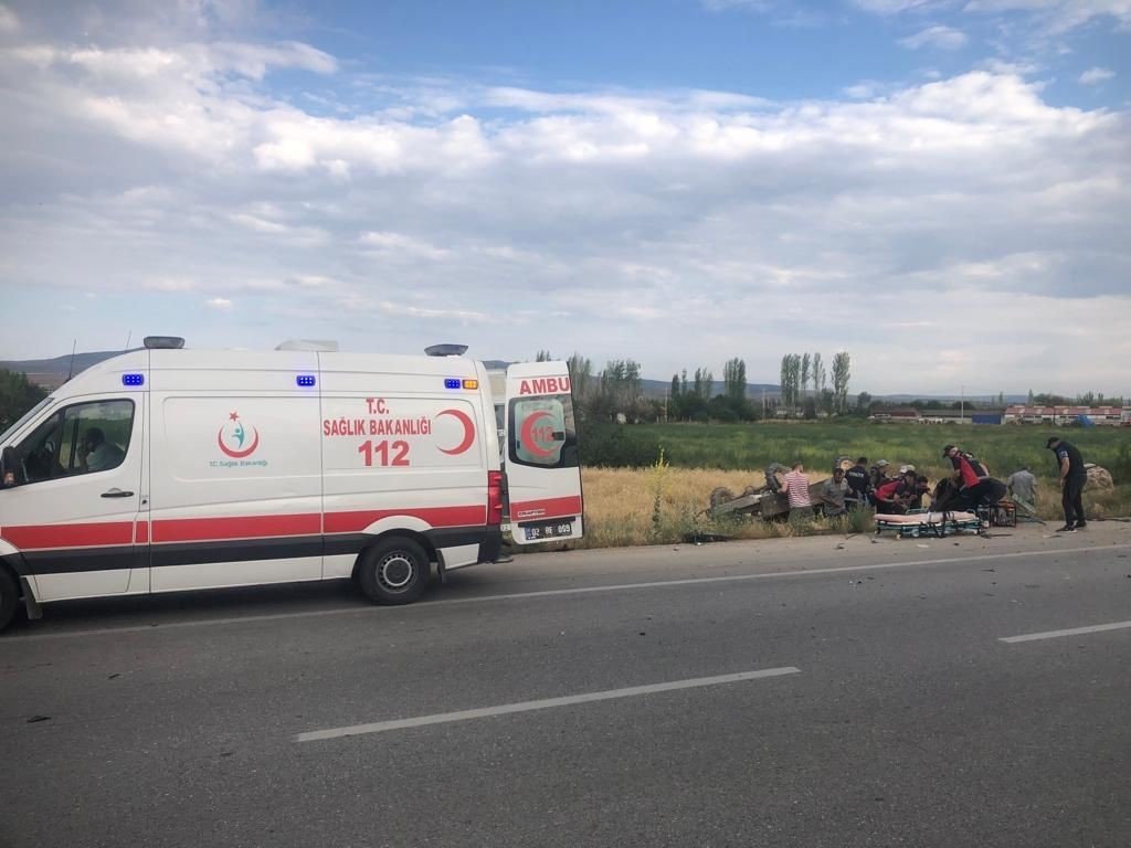 Otomobille patpat çarpıştı, 2 ölü 5 yaralı