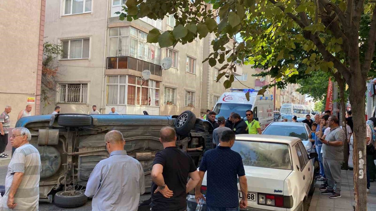 Anne ve kızı emniyet kemeri sayesinde devrilen araçtan yara almadan çıktı