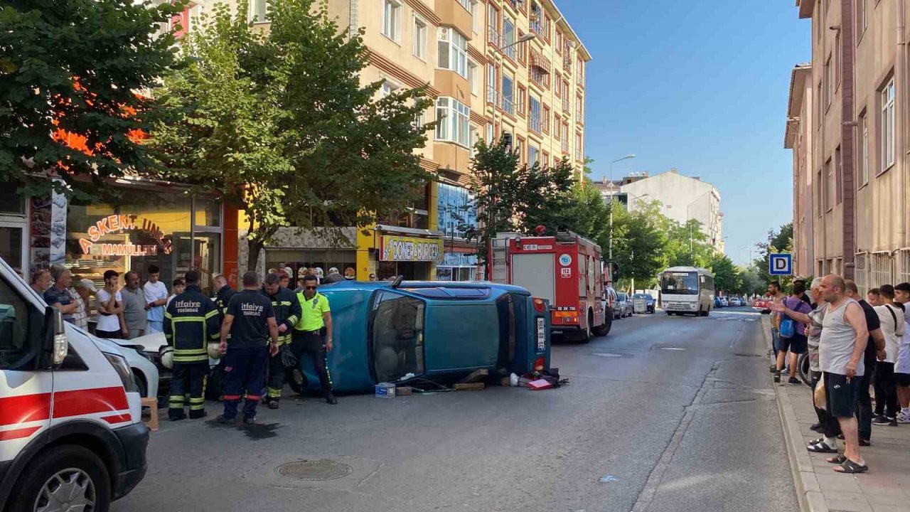 Anne ve kızı emniyet kemeri sayesinde devrilen araçtan yara almadan çıktı