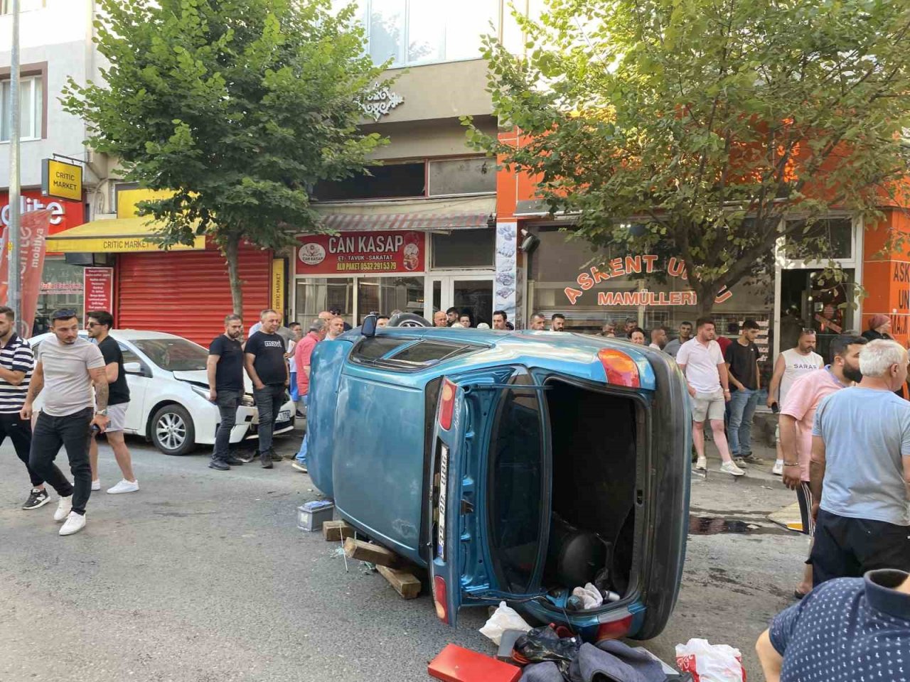 Anne ve kızı emniyet kemeri sayesinde devrilen araçtan yara almadan çıktı