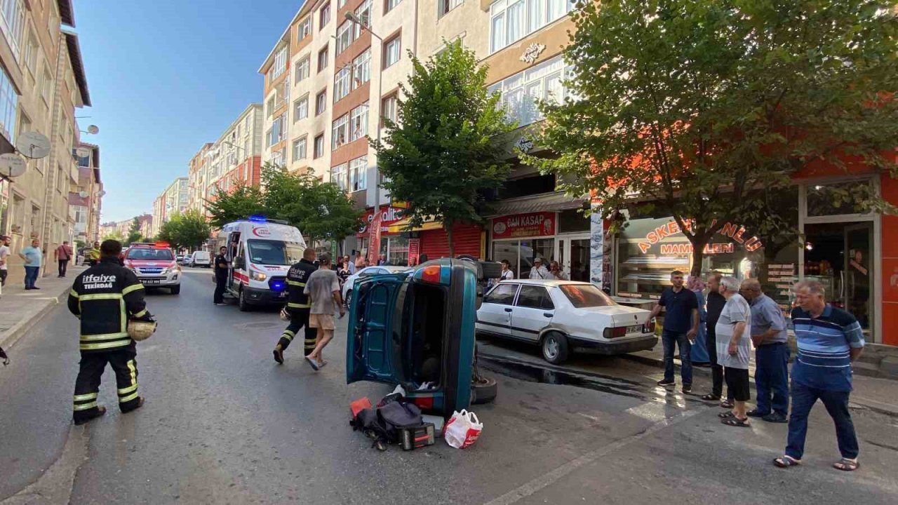 Anne ve kızı emniyet kemeri sayesinde devrilen araçtan yara almadan çıktı