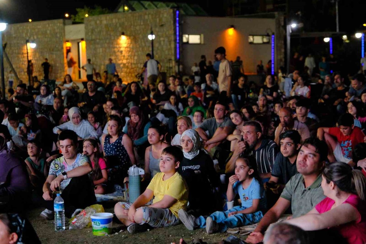 Tekstil Park’taki sinema geceleri yoğun ilgi görüyor