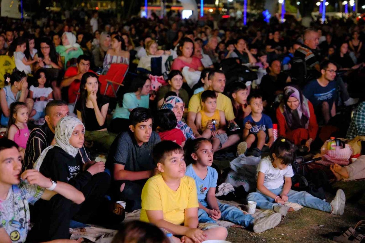 Tekstil Park’taki sinema geceleri yoğun ilgi görüyor