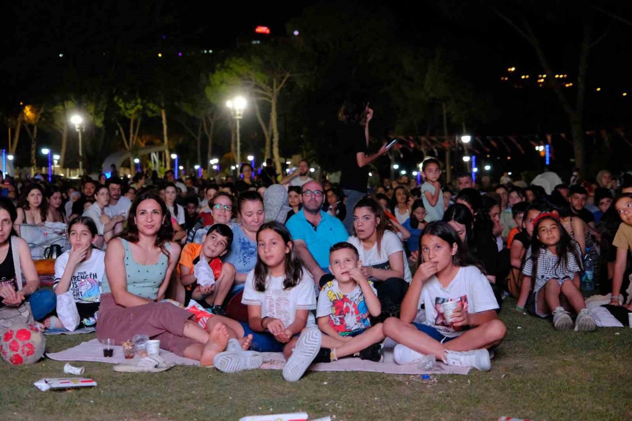 Tekstil Park’taki sinema geceleri yoğun ilgi görüyor