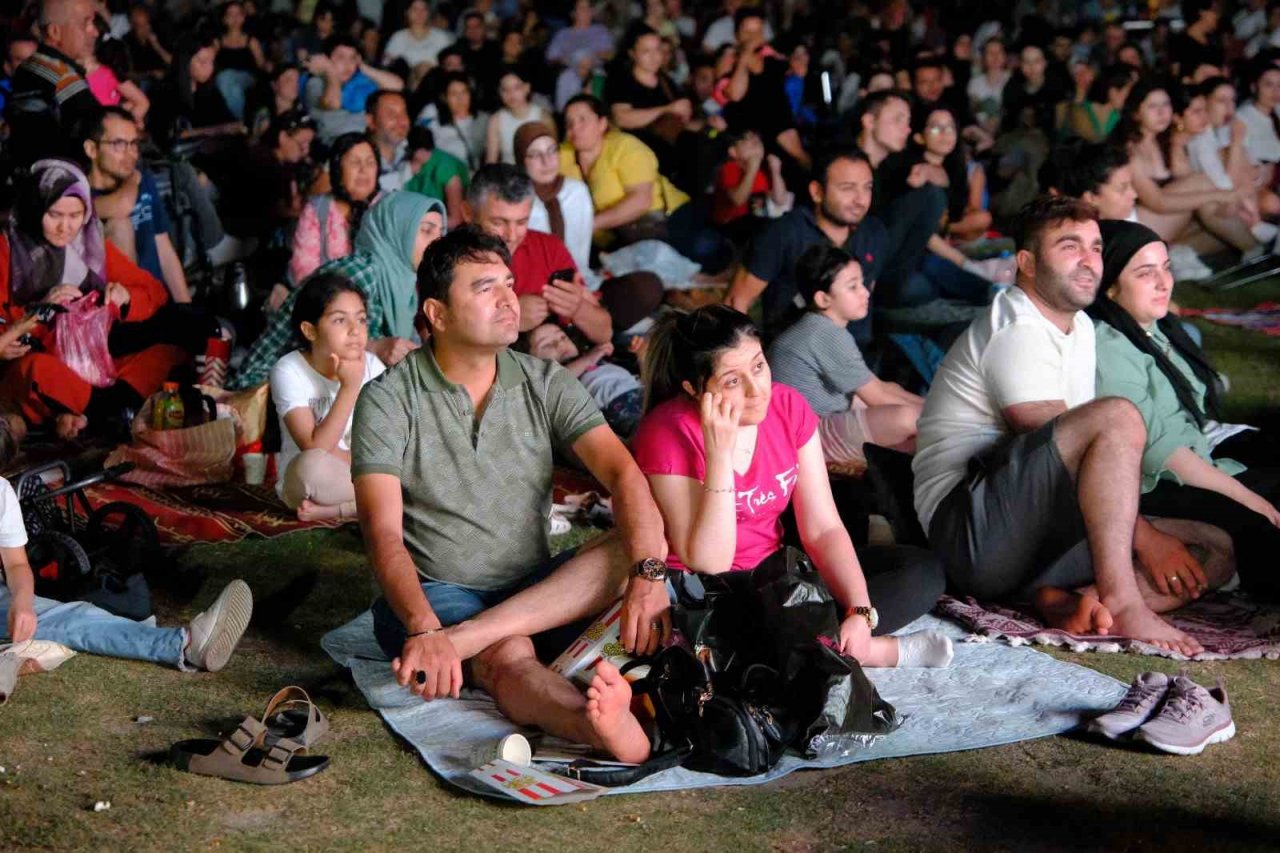 Tekstil Park’taki sinema geceleri yoğun ilgi görüyor