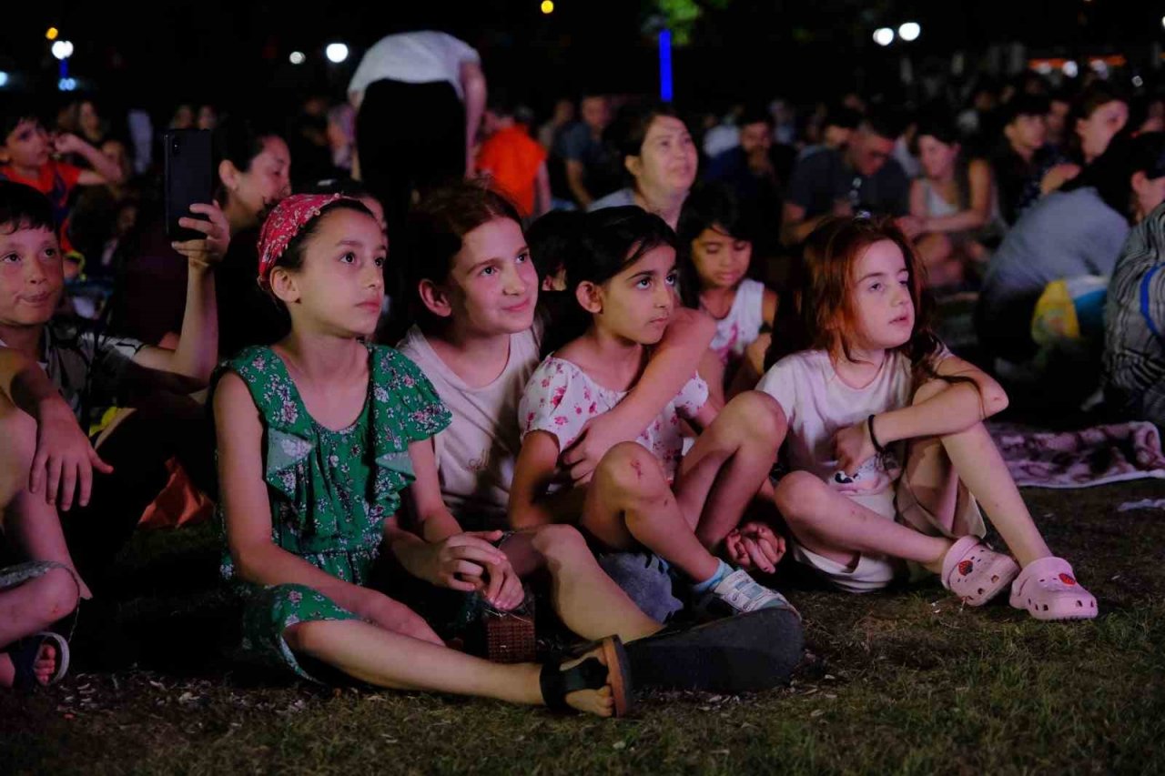 Tekstil Park’taki sinema geceleri yoğun ilgi görüyor