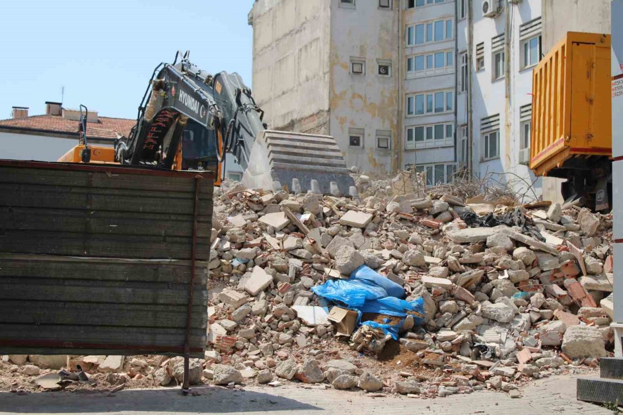 Haftalardır bitmeyen yıkım bölge esnafını zora soktu
