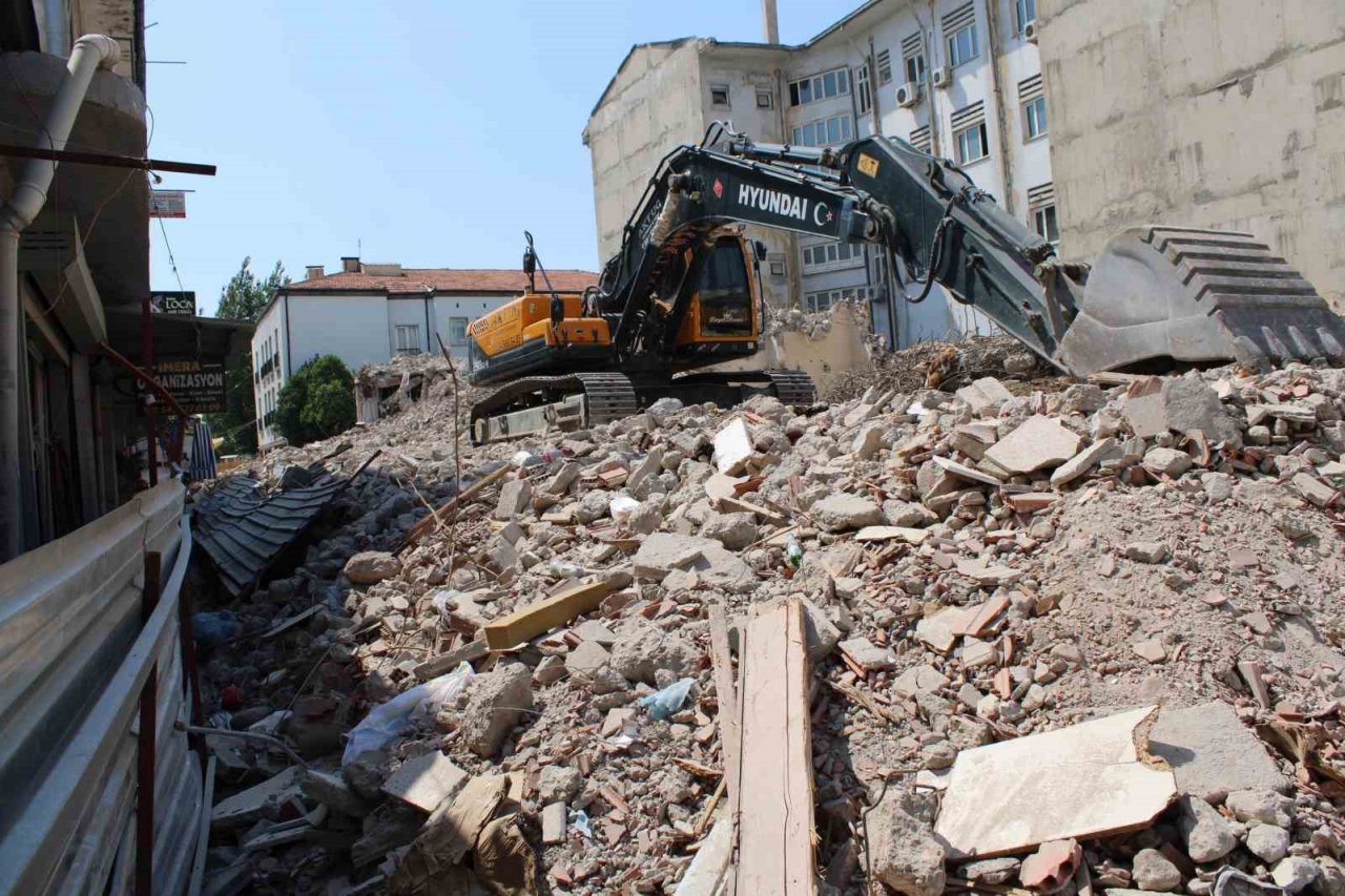 Haftalardır bitmeyen yıkım bölge esnafını zora soktu