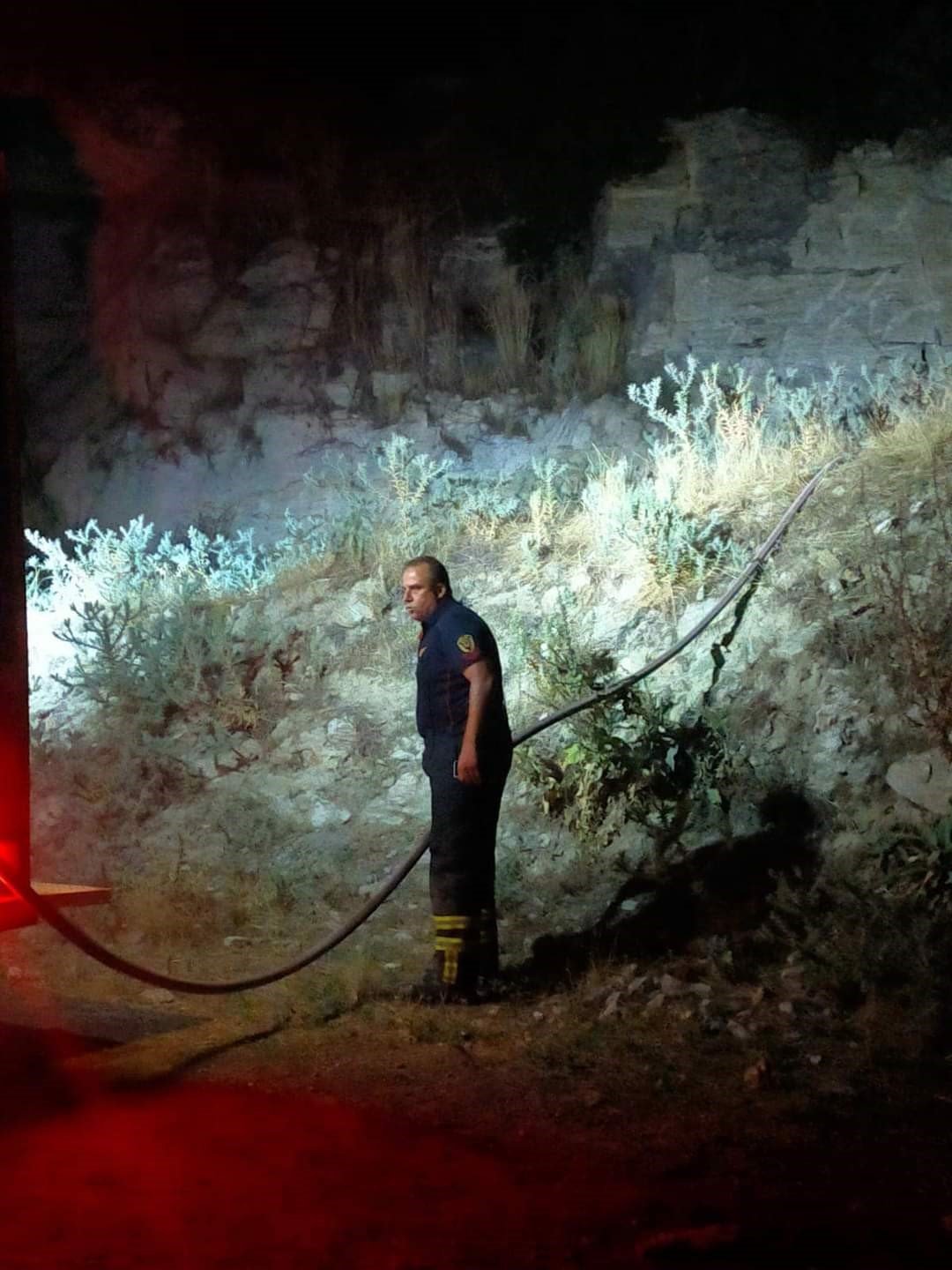 Yangına zamanında müdahale mahalleyi kurtardı