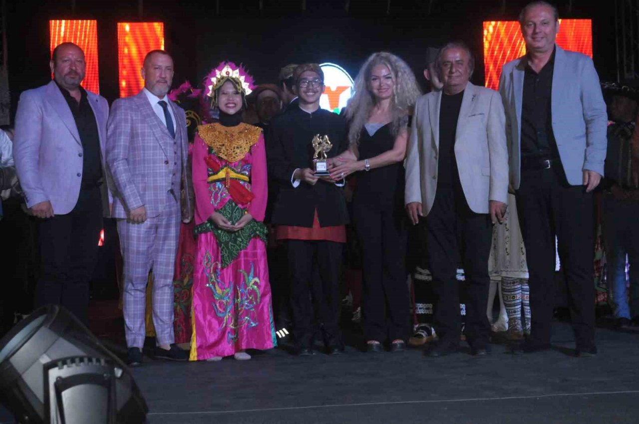 Altın Karanfil Halk Dansları Yarışması’nı Meksika kazandı