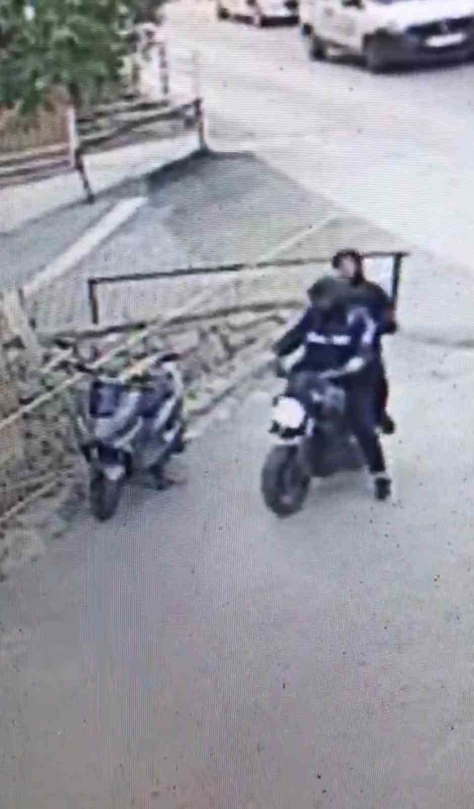 Motosikletle gelip motosiklet çaldılar...O anlar kamerada