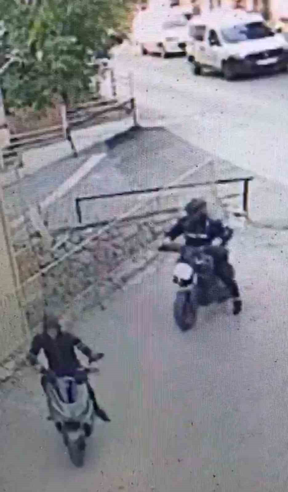 Motosikletle gelip motosiklet çaldılar...O anlar kamerada