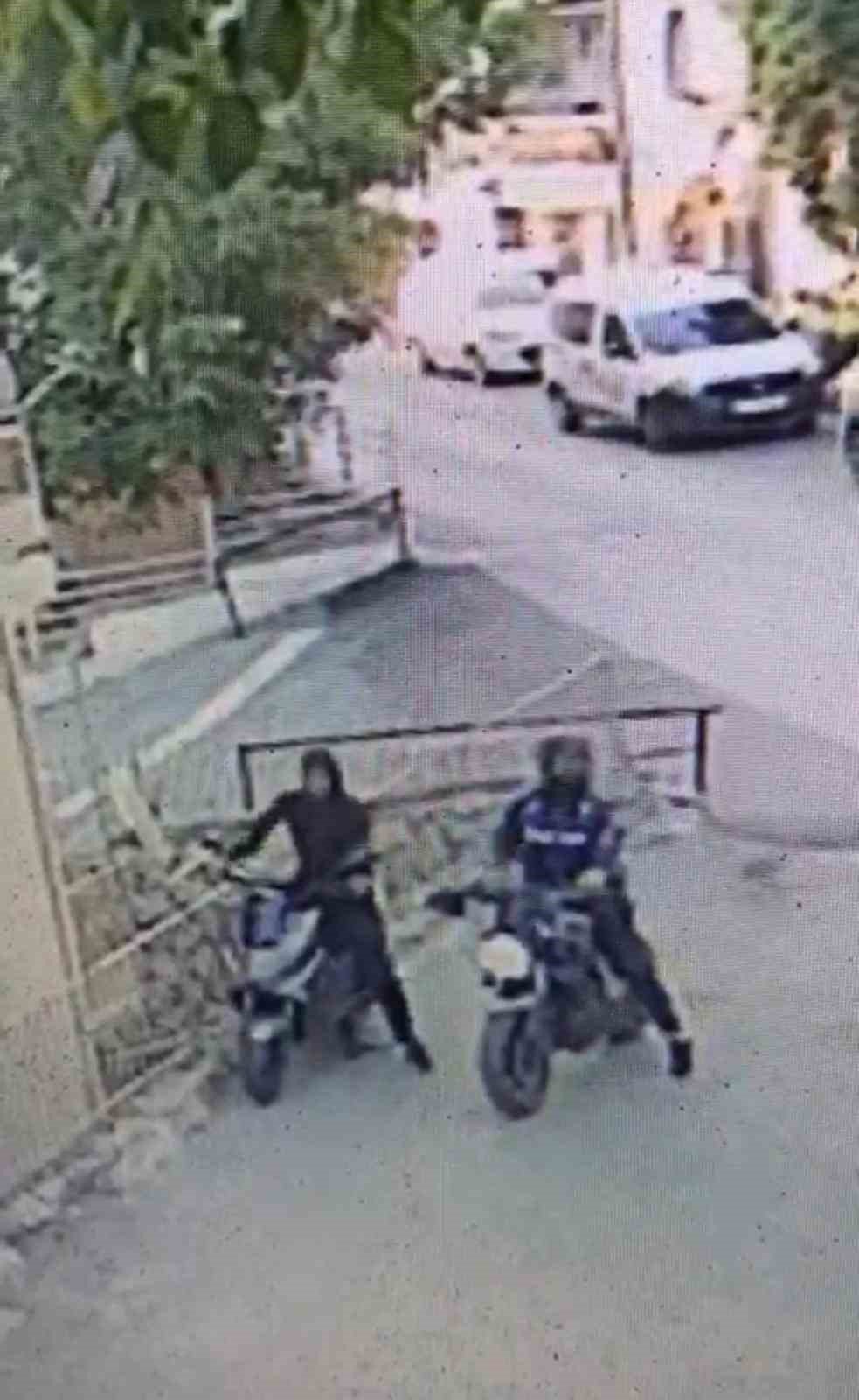 Motosikletle gelip motosiklet çaldılar...O anlar kamerada