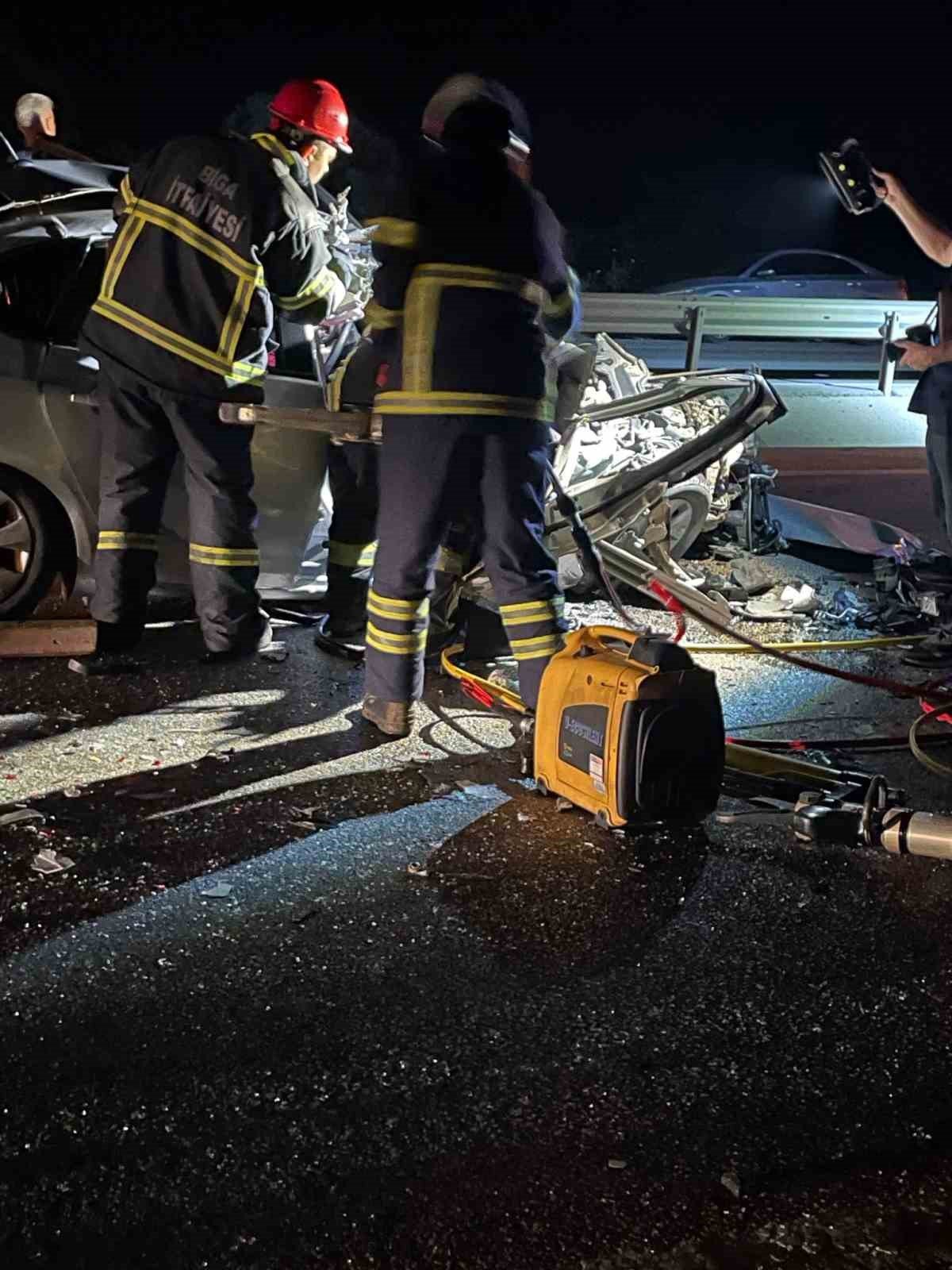 Çanakkale’de otomobil tıra arkadan çarptı: 1 ölü, 1 yaralı