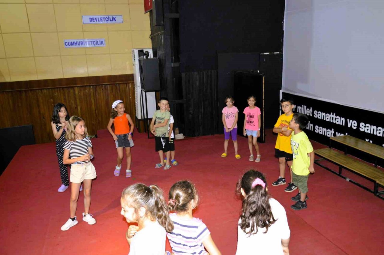 Çine’de geleceğin tiyatrocuları yetiştiriyor