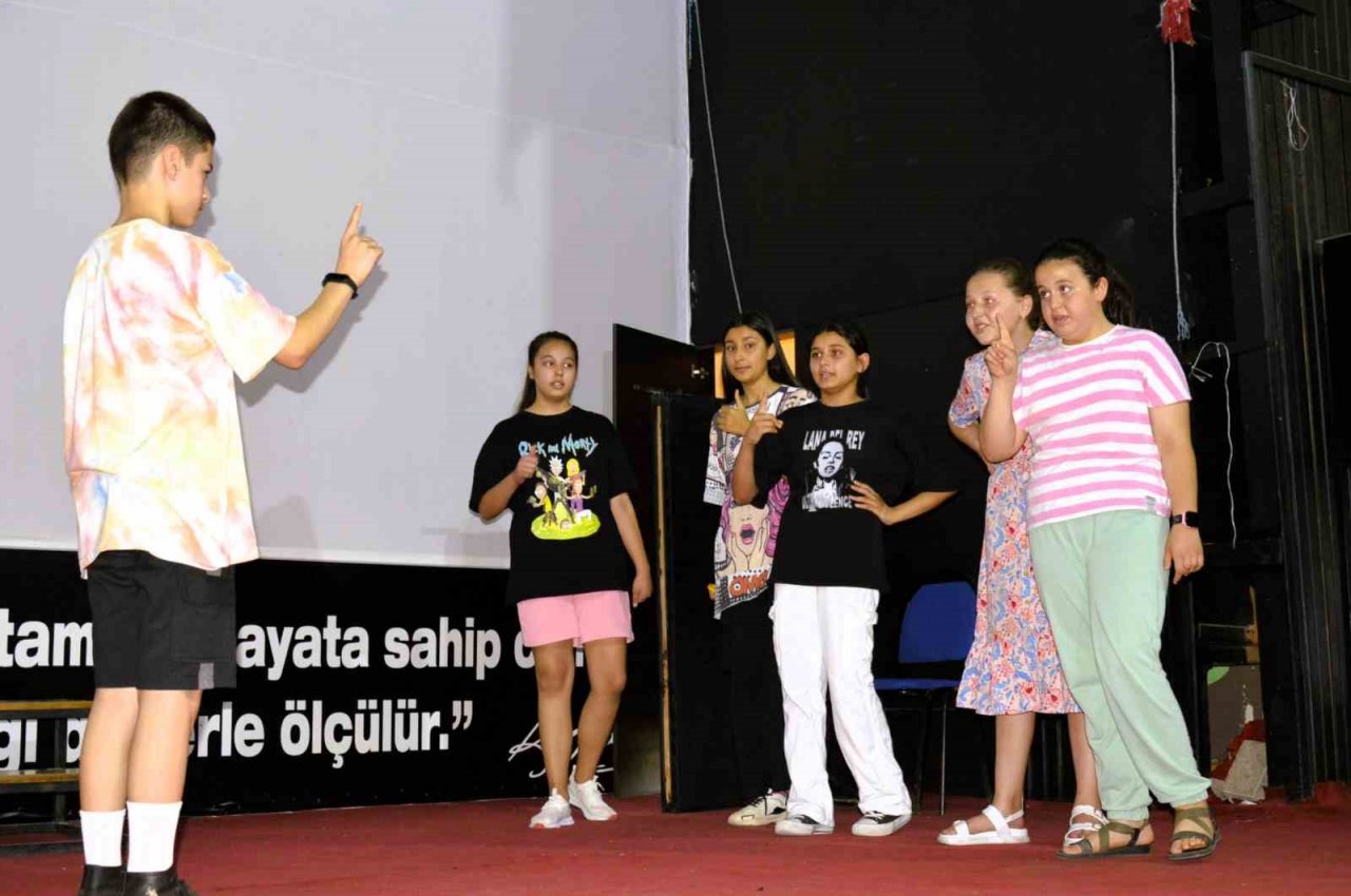 Çine’de geleceğin tiyatrocuları yetiştiriyor