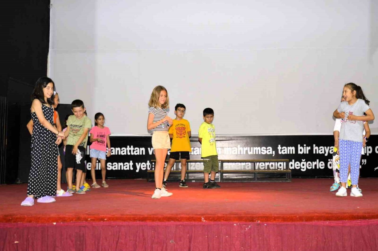 Çine’de geleceğin tiyatrocuları yetiştiriyor