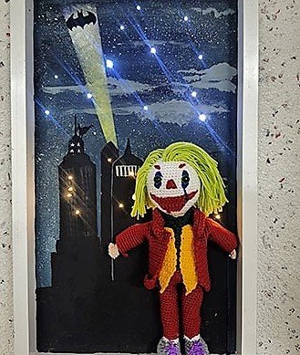 Saatlerce video izleyip öğrendiği sanatıyla depremzede çocukları sevindiriyor