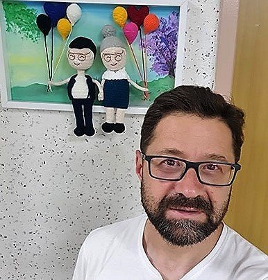 Saatlerce video izleyip öğrendiği sanatıyla depremzede çocukları sevindiriyor